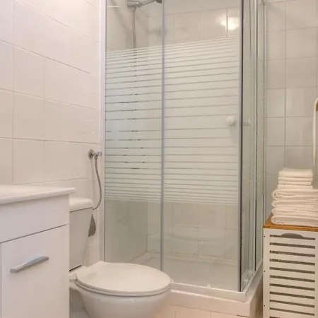 Sunny & Quiet In Historic Center *