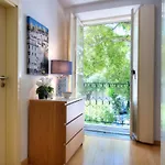 Sunny & Quiet In Historic Center * ליסבון
